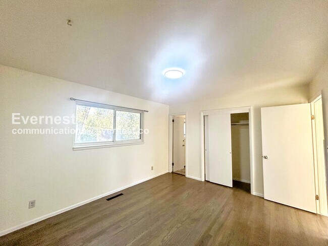 Building Photo - 808 S Sheridan Ave