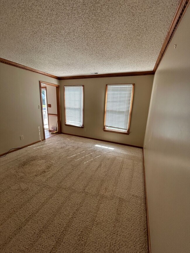 Building Photo - 4BD/2.5BA in Albemarle Acres Neighborhood ...