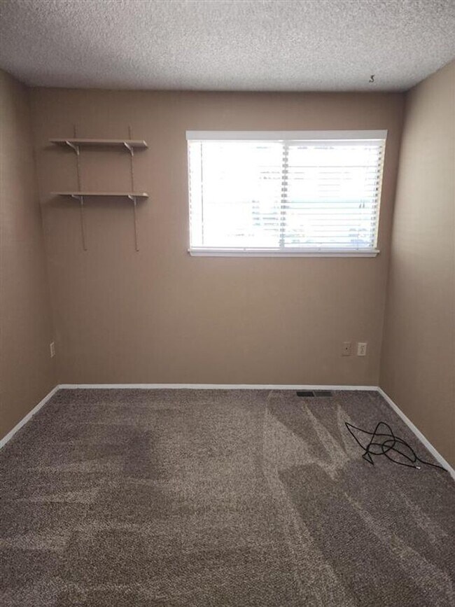 Building Photo - **PENDING APPLICATION**Beautiful 3 Bed 1.5...