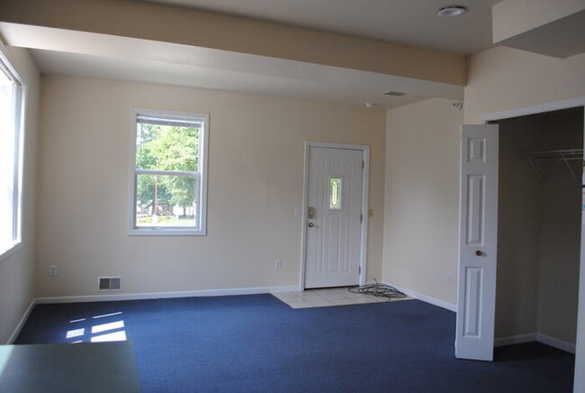 Building Photo - SPACIOUS STUDIO - 5 MIN FROM CAMPUS - AVAI...