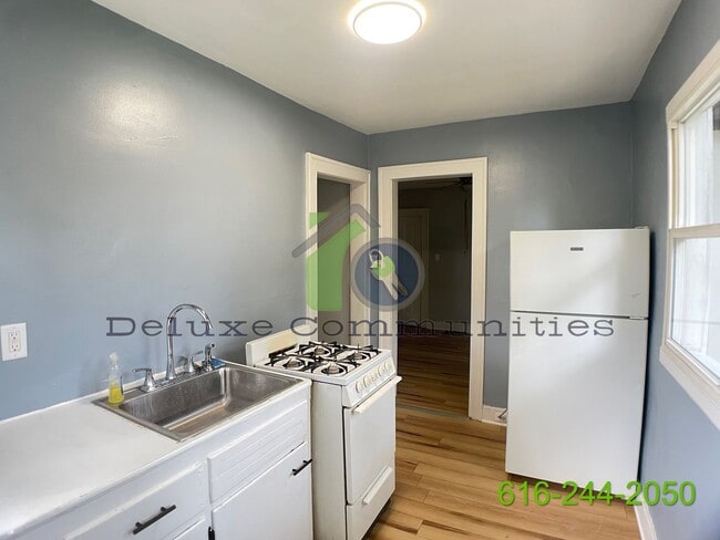 Building Photo - 1 Bed, 1 Bath Upstairs Unit - Move in Ready!