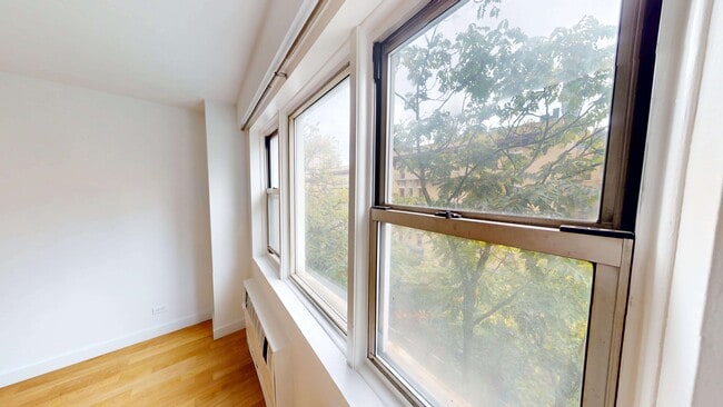 Building Photo - 404 E 66th St