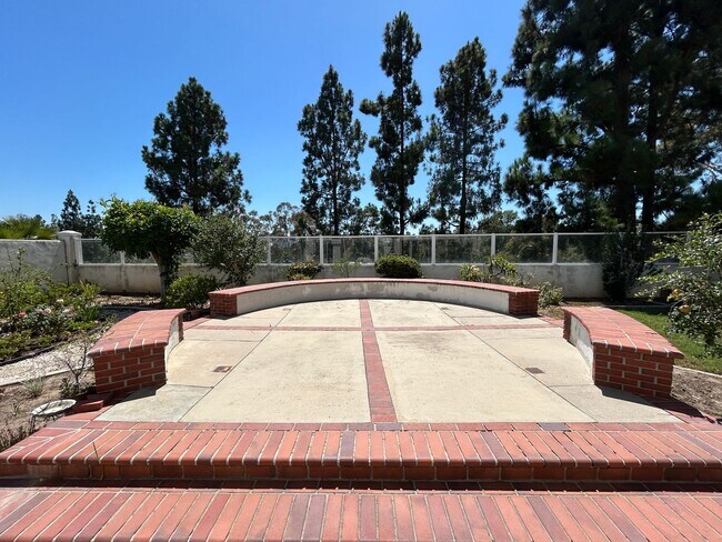 Building Photo - 8132 E Hillsdale Dr