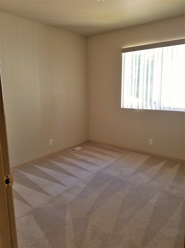 Building Photo - 4 Bedroom 2.5 Bath plus Bonus Room in East...