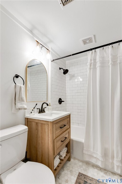 Building Photo - 2103 Pinetree Dr