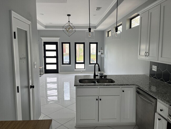 Building Photo - 606 E 23rd St