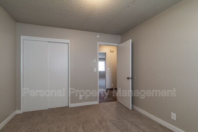 Building Photo - 1002 NE 86th St
