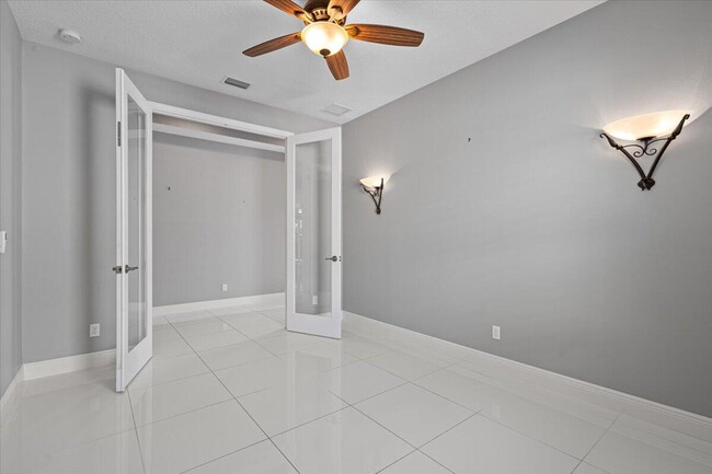 Building Photo - 10017 SW Oak Tree Cir