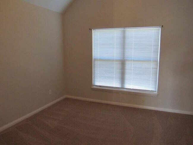 Building Photo - 537 Forest Hill Dr