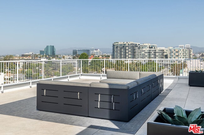 Building Photo - 2600 S Sepulveda Blvd