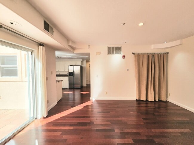 Building Photo - Spacious 3 bedroom condo
