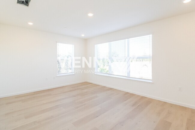 Building Photo - 7998 Quiet Knolls Dr