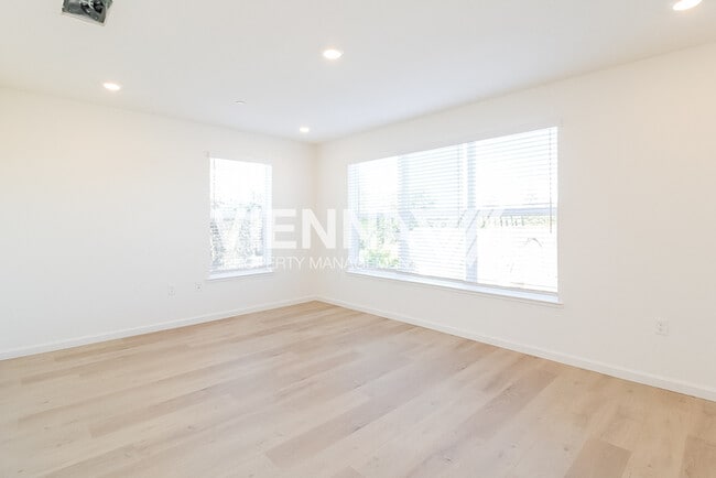 Building Photo - 8006 Quiet Knolls Dr