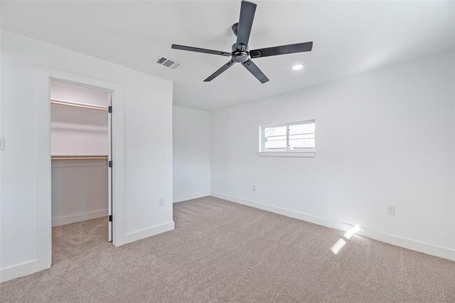 Building Photo - 8658 Sonneville Dr