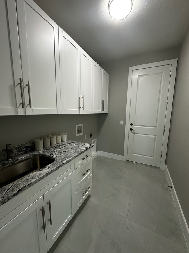 Building Photo - 505 SW 15th Ter
