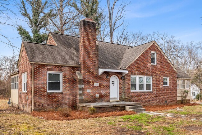 Building Photo - SW, Large Brick Two Bedroom PLUS Two Sun-Rooms, Hardwoods, LR & Separate DR, Fire Place!