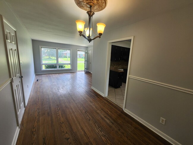 Building Photo - Beautiful 3 bedroom 1 bath with attached g...