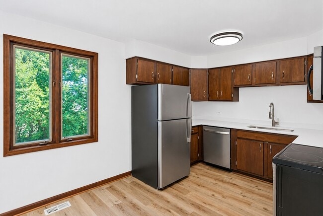 Building Photo - 31 Green Oaks Dr