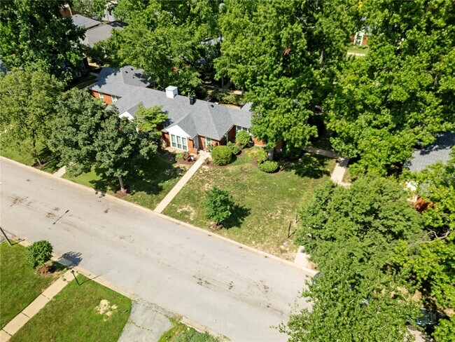 Building Photo - 725 Berick Dr