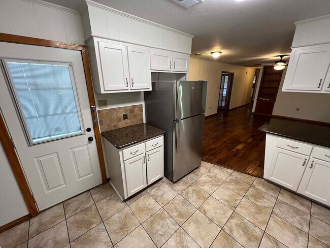 Building Photo - Baker's Historic Buffwood Subdivision, 3 bedroom, 2 bath home loaded with amenities