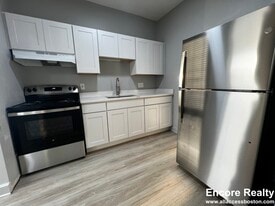 Building Photo - 130 Warren St