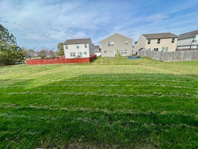 Building Photo - Beautiful 4 bedroom 2.5 bath 2 story home ...