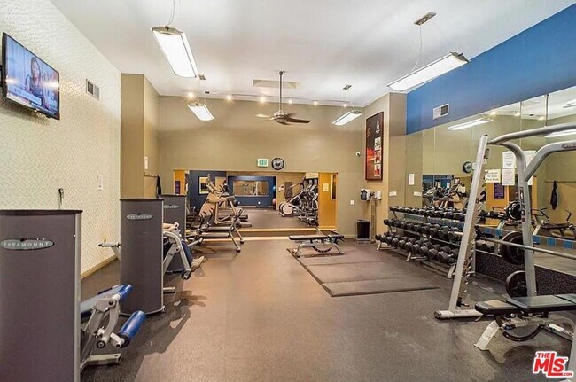 Building Photo - 5565 Canoga Ave