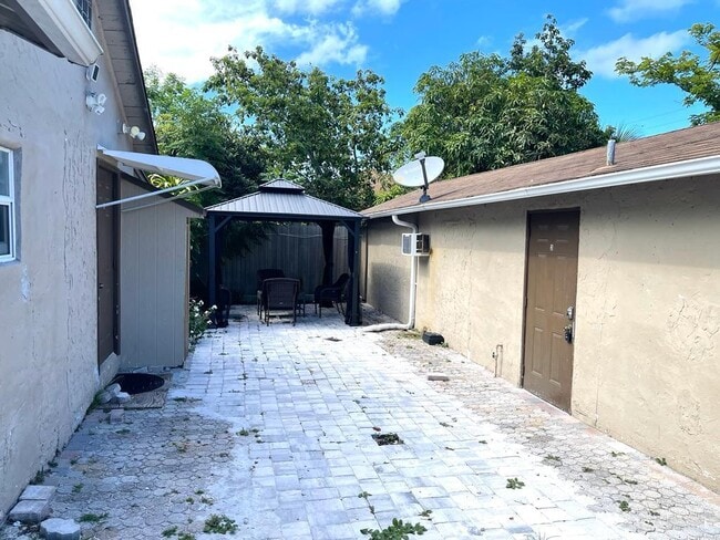 Building Photo - 2403 Oswego Ave