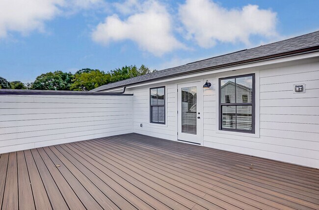 Building Photo - NEW TOWNHOME W/ ROOFTOP TERRACE @ 5West Te...