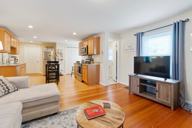 Building Photo - 160 Beecher St