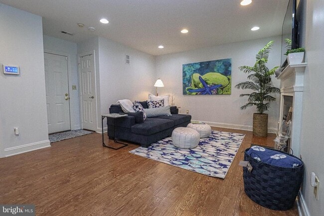 Building Photo - 1596 N Colonial Terrace