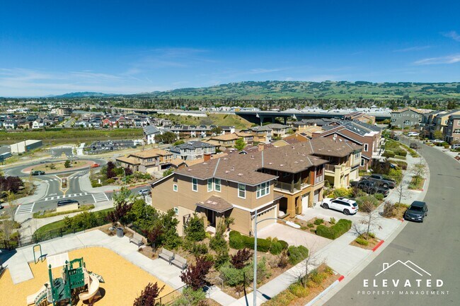 Building Photo - 611 Jade St