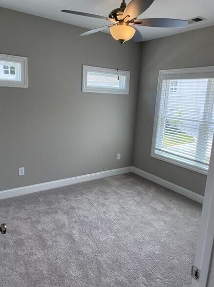 Building Photo - 1747 Stone Hedge Dr NW