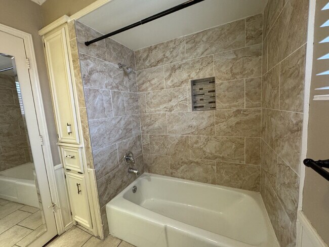 Building Photo - "Spacious 3-Bedroom with 2 Full Baths in P...
