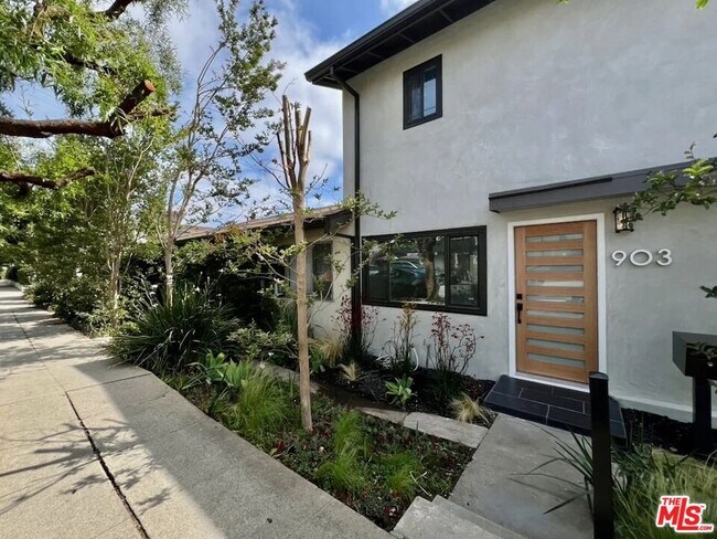 Building Photo - 903 S Barrington Ave