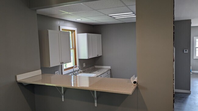 Building Photo - Updated 3br house!!