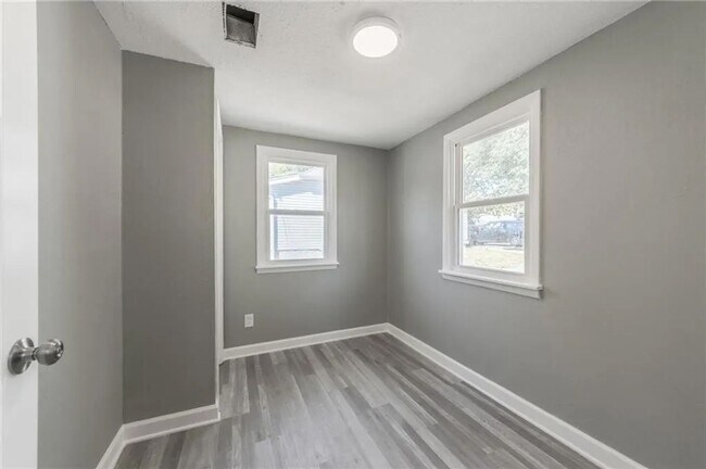 Building Photo - Updated 2/1 in Independence