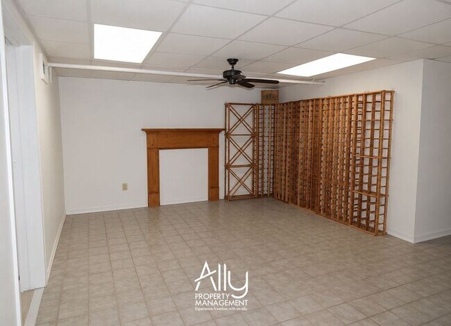 Building Photo - 1605 Cambridge Cir