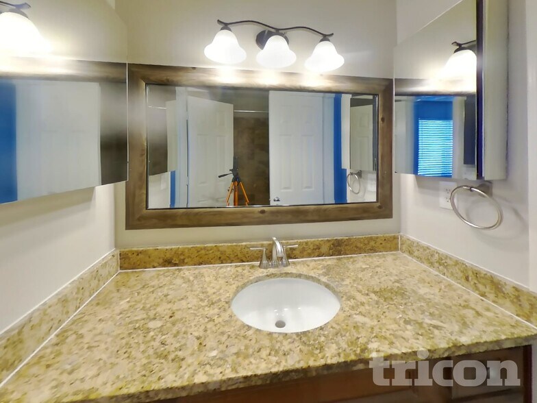 Building Photo - 1005 S Solomon