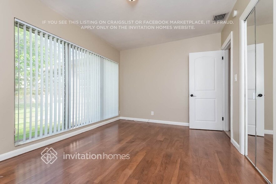 Building Photo - 206 S 57th Way