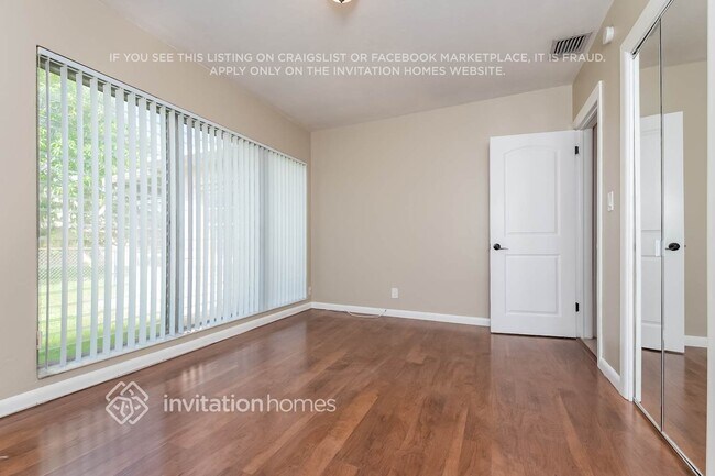 Building Photo - 206 S 57th Way