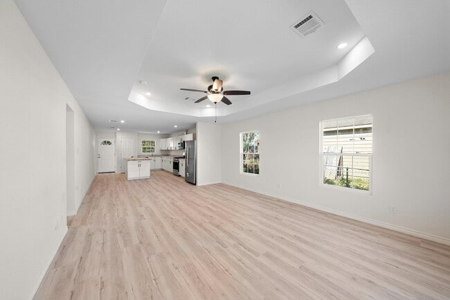 Building Photo - 305 E Humble St