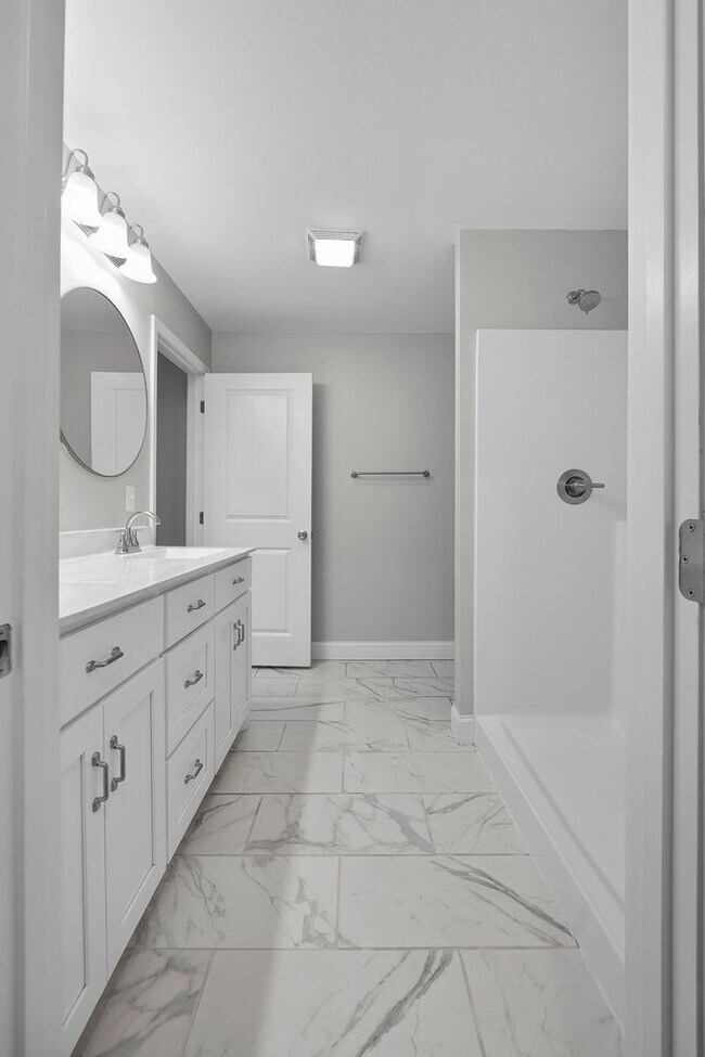 Building Photo - 424/426 E. Deerwood Dr