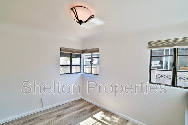 Building Photo - 1802 N Laurel Ave