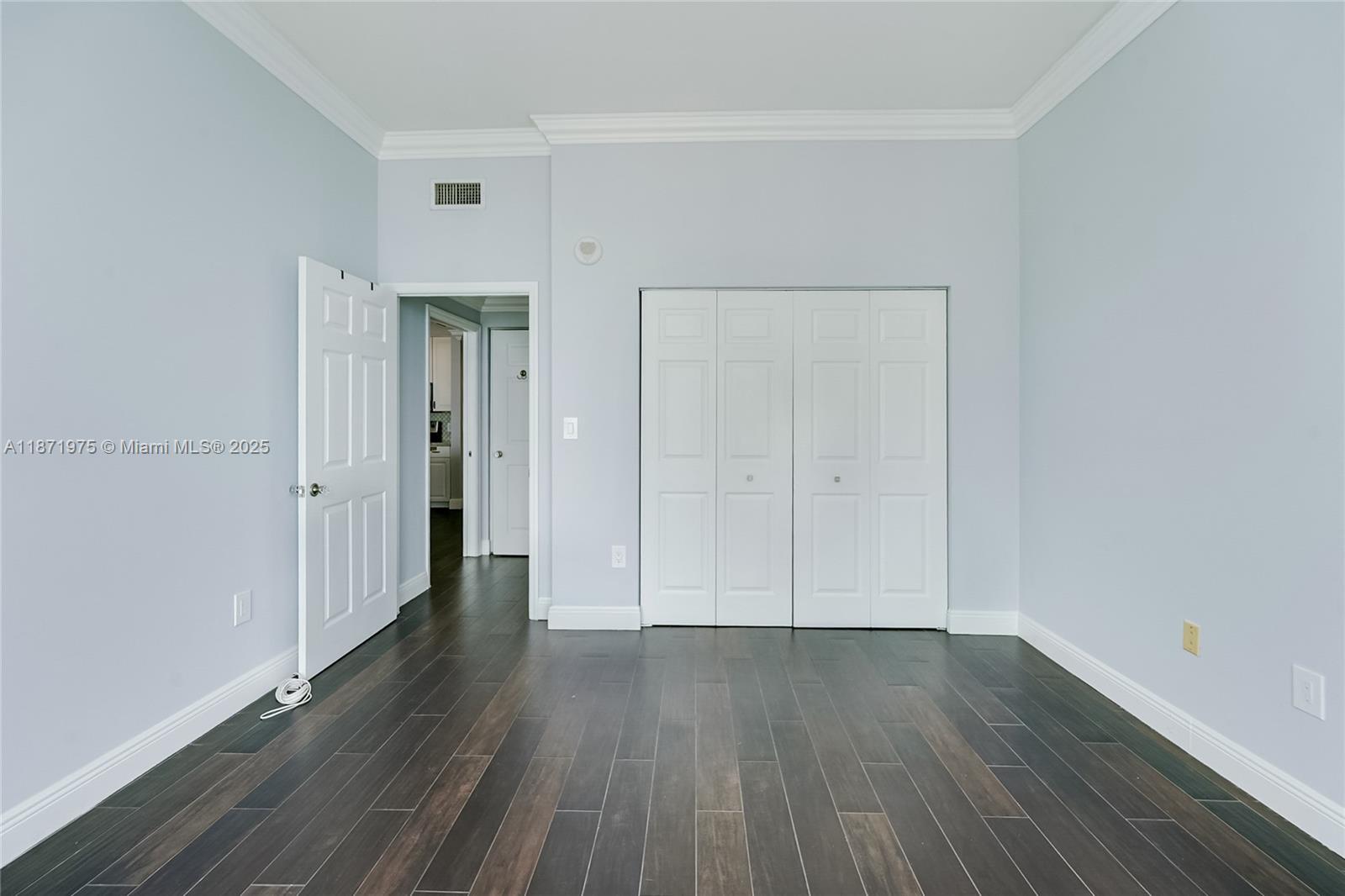 Building Photo - 1155 Brickell Bay Dr