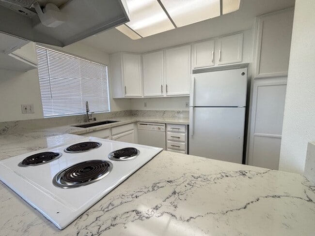 Building Photo - Sunny Top Floor 2 bedroom 2 bath Condo Wit...