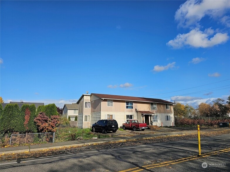 Building Photo - 429 1st Ave N