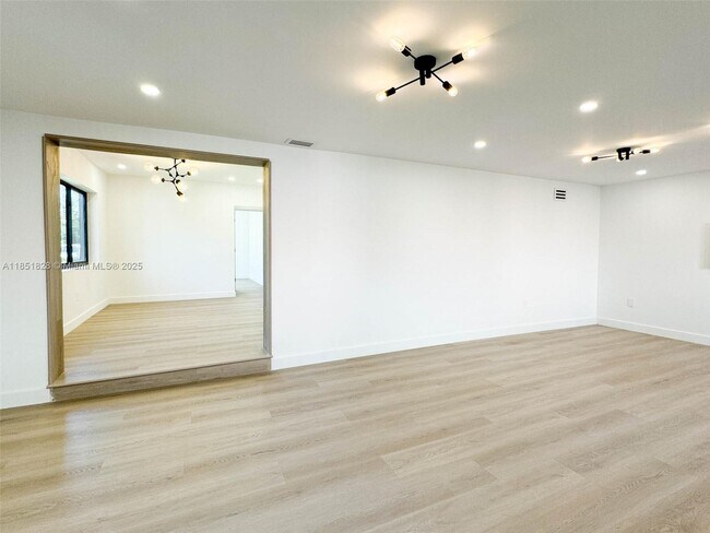 Building Photo - 1040 NE 143rd St