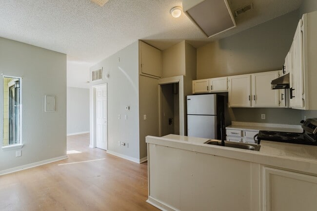 Building Photo - Penthouse level 1bed condo with private balcony