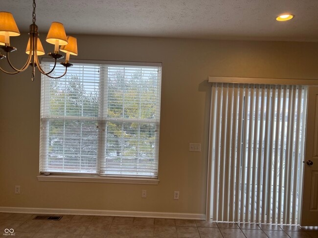 Building Photo - 3522 N Golden Gate Dr